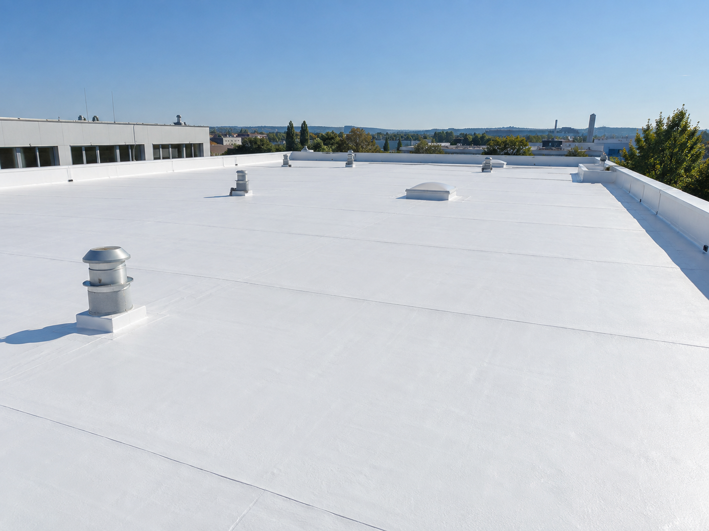 Illustration d’une toiture plate recouverte d’un revêtement blanc réfléchissant cool roof